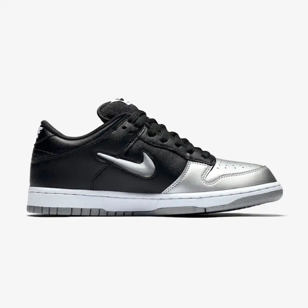 Supreme x Nike SB Dunk Low QS Metallic Silver - DRIP DOS ARTISTAS
