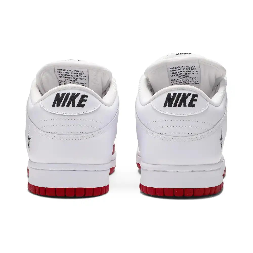 Supreme x Nike SB Dunk Low Varsity Red - DRIP DOS ARTISTAS
