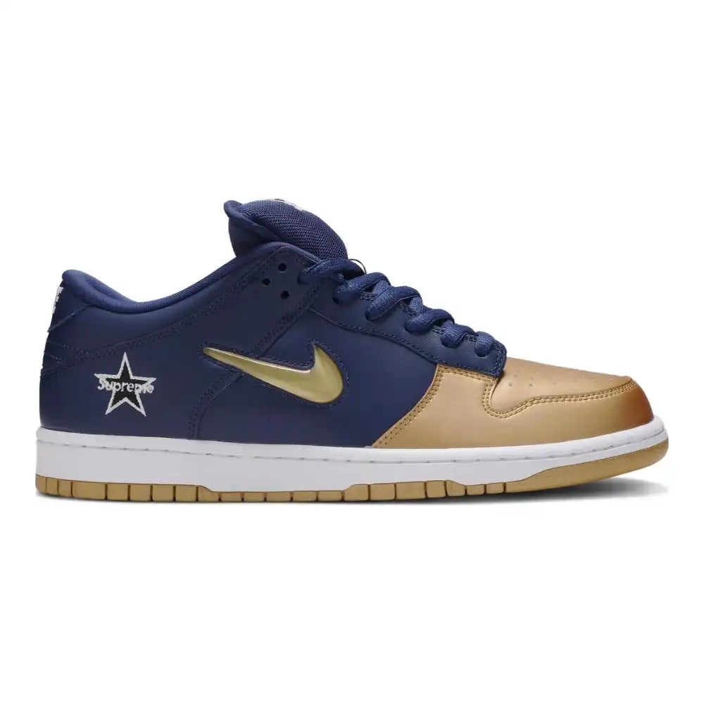 Supreme x Nike SB Dunk Low QS Metallic Gold - DRIP DOS ARTISTAS