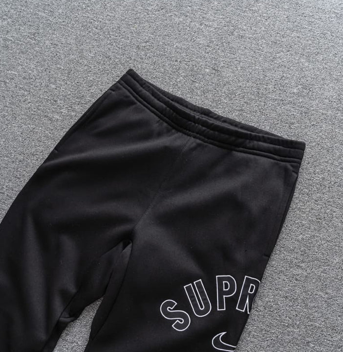 Calça Supreme x Nike
Arc