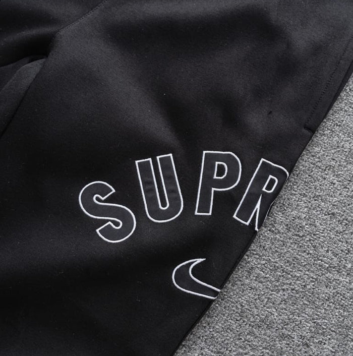 Calça Supreme x Nike
Arc