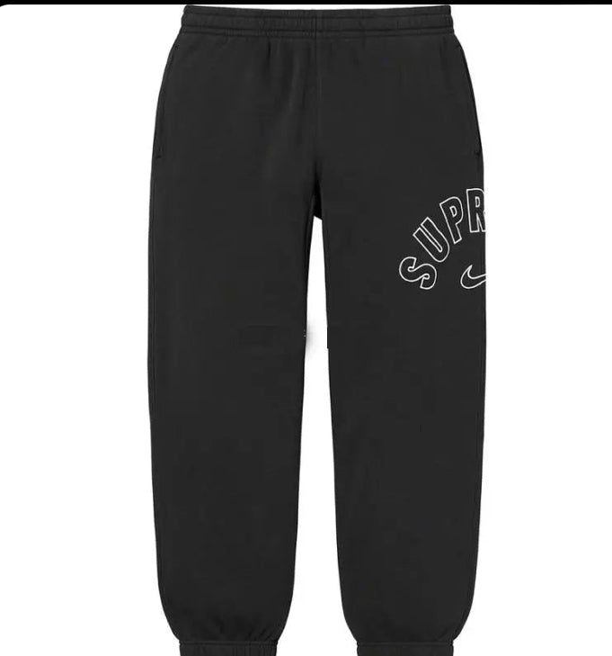 Calça Supreme x Nike
Arc