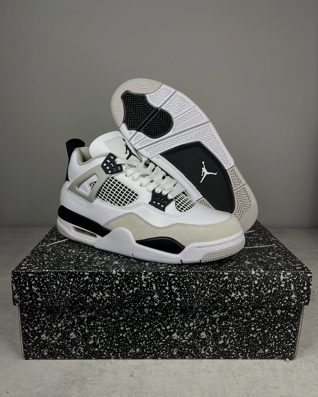 OFERTA LIMITADA - Air Jordan 4 ‘Military Black