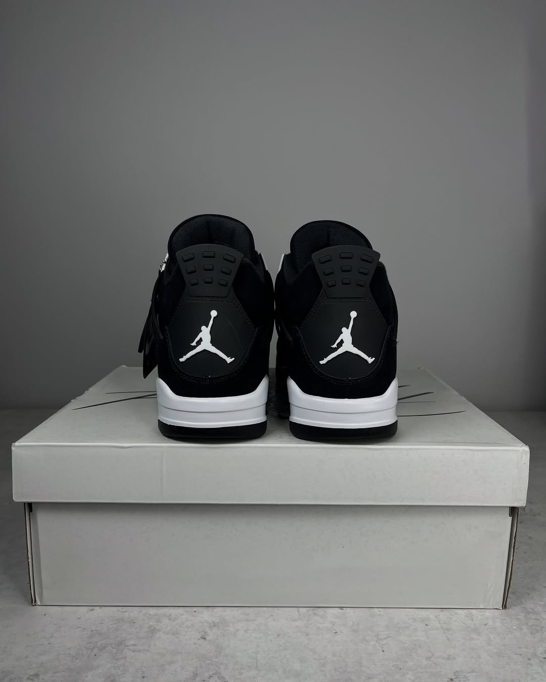 OFERTA LIMITADA - Air Jordan 4 ‘White Thunder’