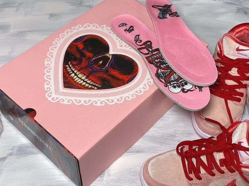 Dunk low strange love