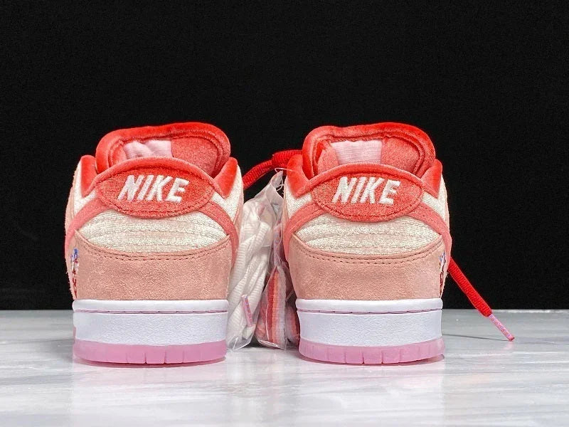 Dunk low strange love