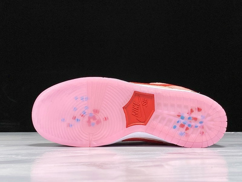 Dunk low strange love