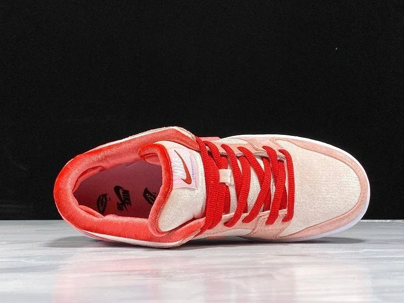 Dunk low strange love