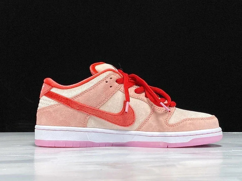 Dunk low strange love
