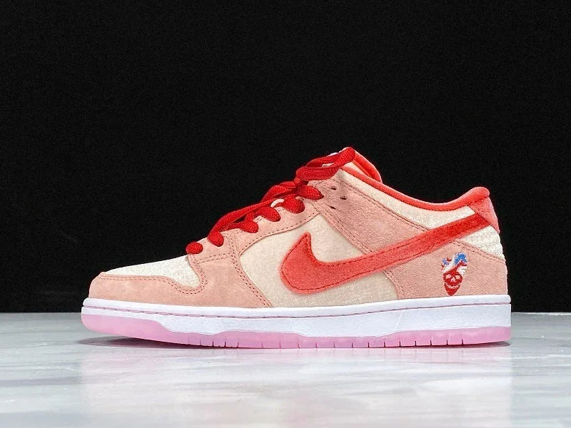 Dunk low strange love