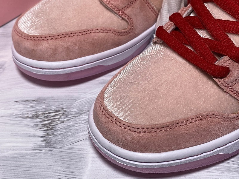 Dunk low strange love