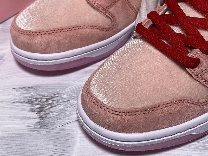 Dunk low strange love