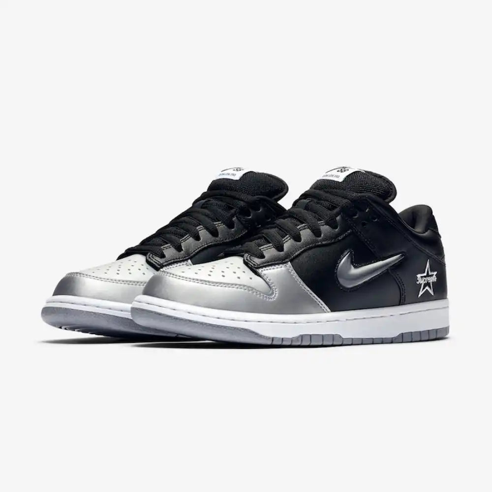 Supreme x Nike SB Dunk Low QS Metallic Silver - DRIP DOS ARTISTAS