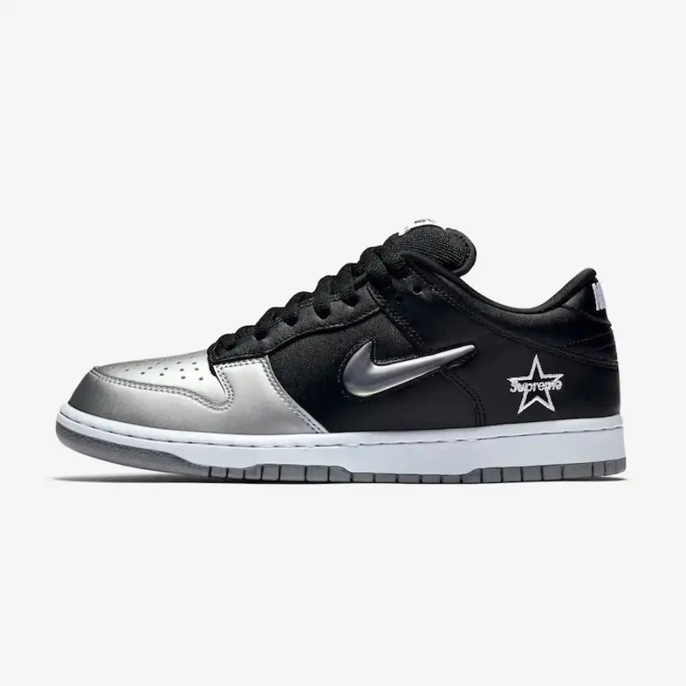 Supreme x Nike SB Dunk Low QS Metallic Silver - DRIP DOS ARTISTAS