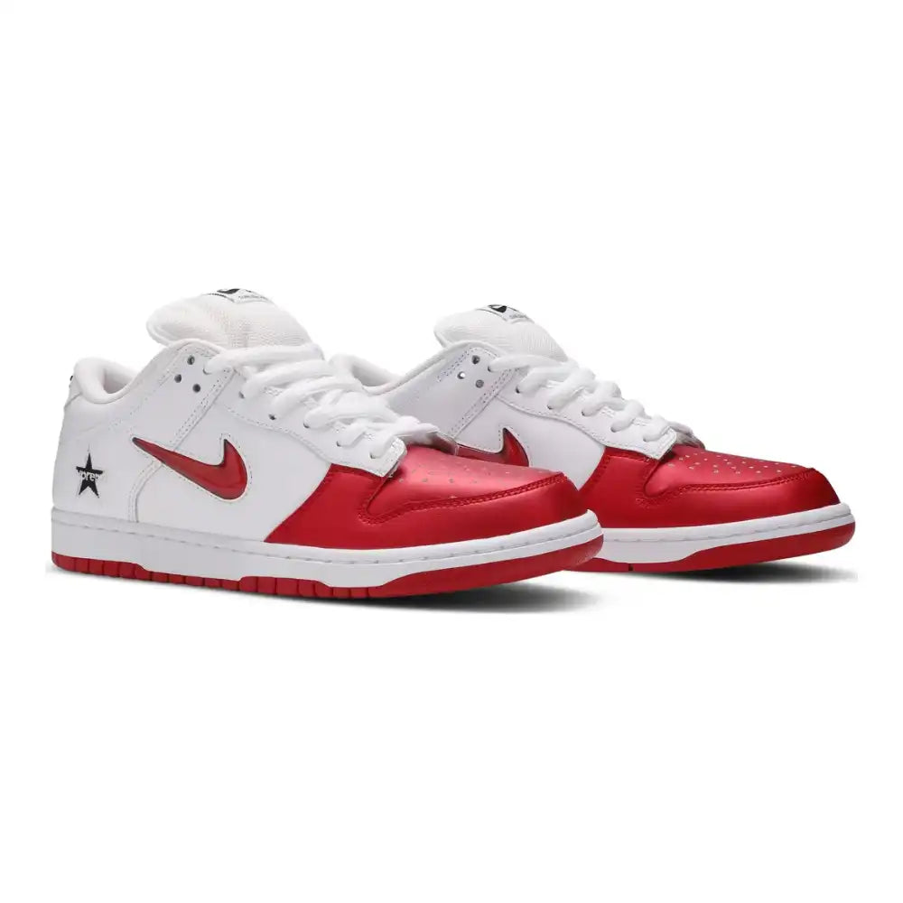 Supreme x Nike SB Dunk Low Varsity Red - DRIP DOS ARTISTAS