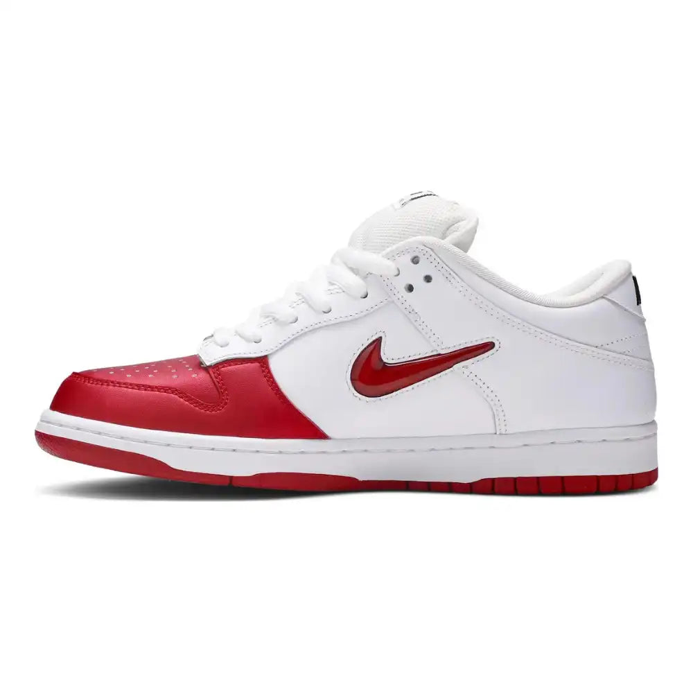 Supreme x Nike SB Dunk Low Varsity Red - DRIP DOS ARTISTAS