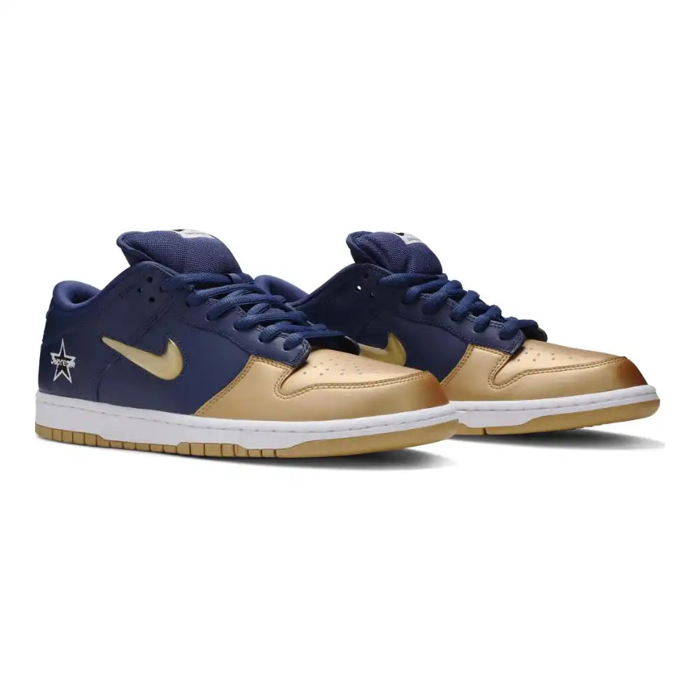 Supreme x Nike SB Dunk Low QS Metallic Gold - DRIP DOS ARTISTAS