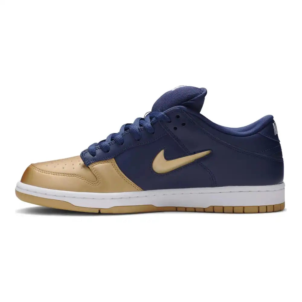 Supreme x Nike SB Dunk Low QS Metallic Gold - DRIP DOS ARTISTAS