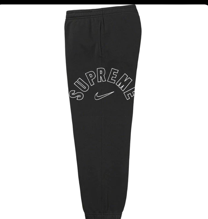Calça Supreme x Nike
Arc