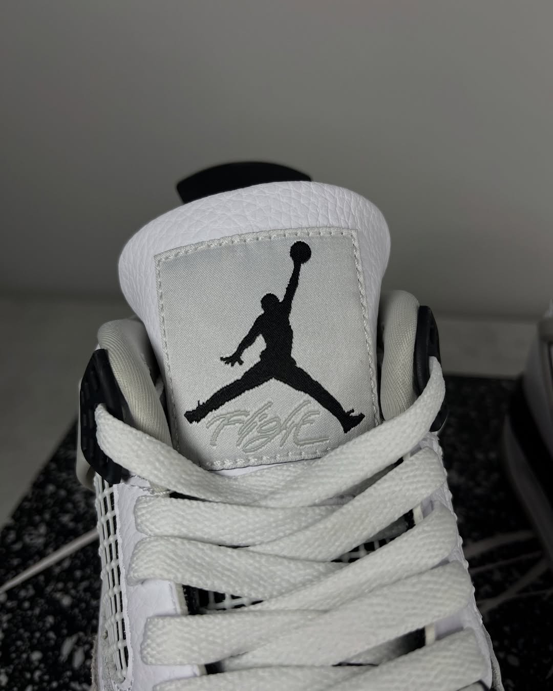 OFERTA LIMITADA - Air Jordan 4 ‘Military Black