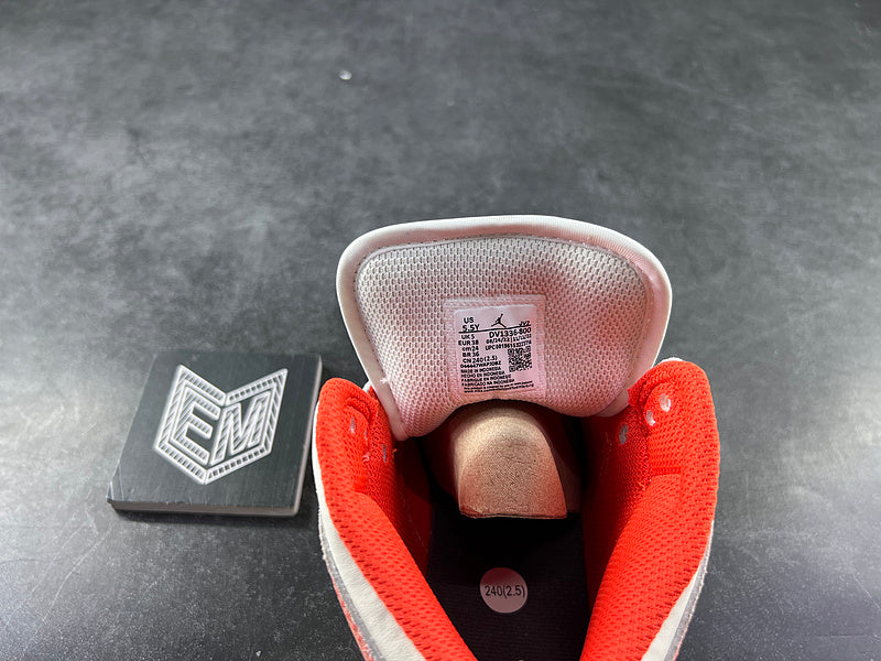 Air Jordan 1 Mid SE Orange Suede (GS) - DRIP DOS ARTISTAS 