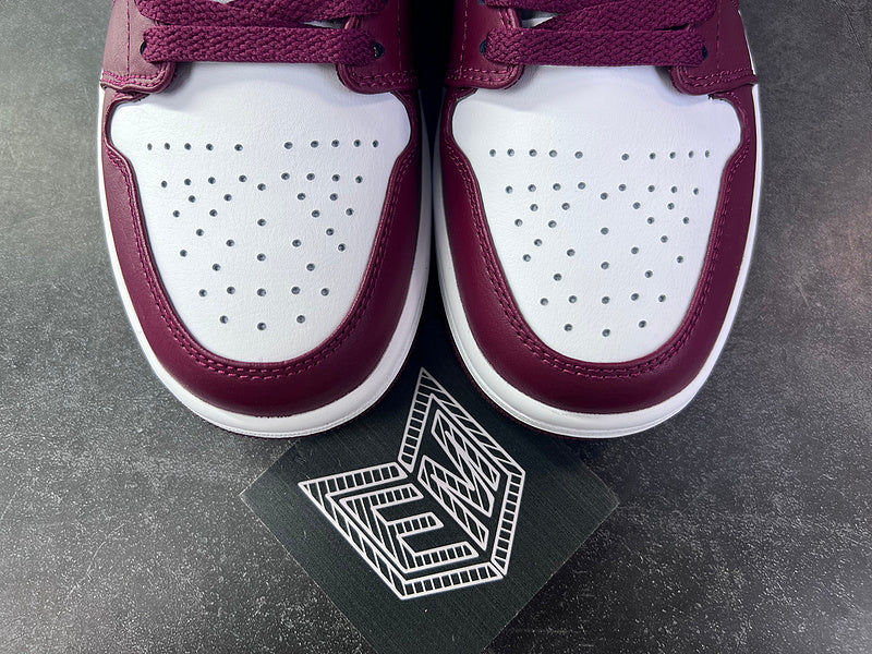 Jordan 1 Low White Bordeaux - DRIP DOS ARTISTAS 