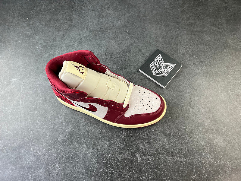 Air Jordan 1 Mid SE Tiki Leaf Team Red (Women's) - DRIP DOS ARTISTAS 
