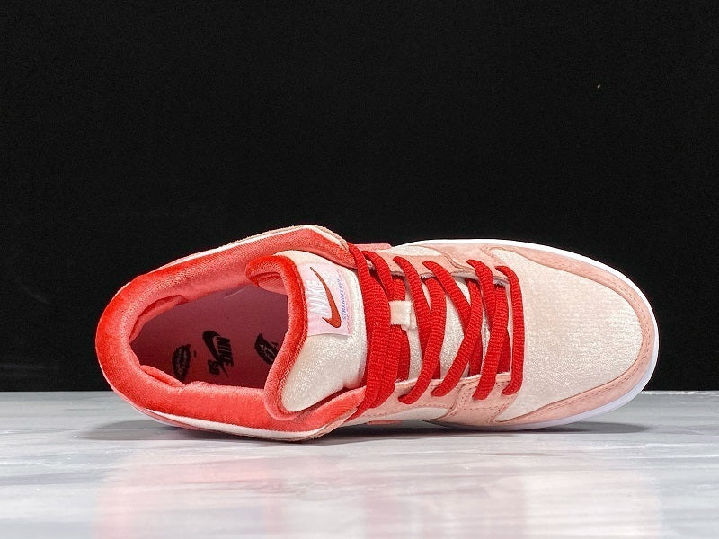 Dunk low strange love