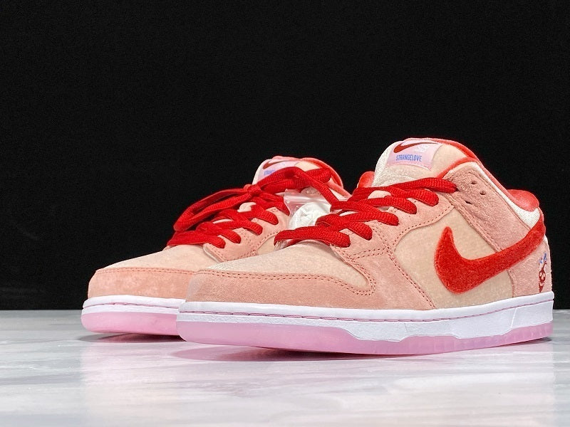 Dunk low strange love
