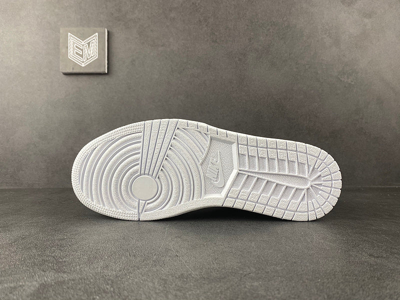 Jordan 1 Low Triple White Tumbled Leather - DRIP DOS ARTISTAS 