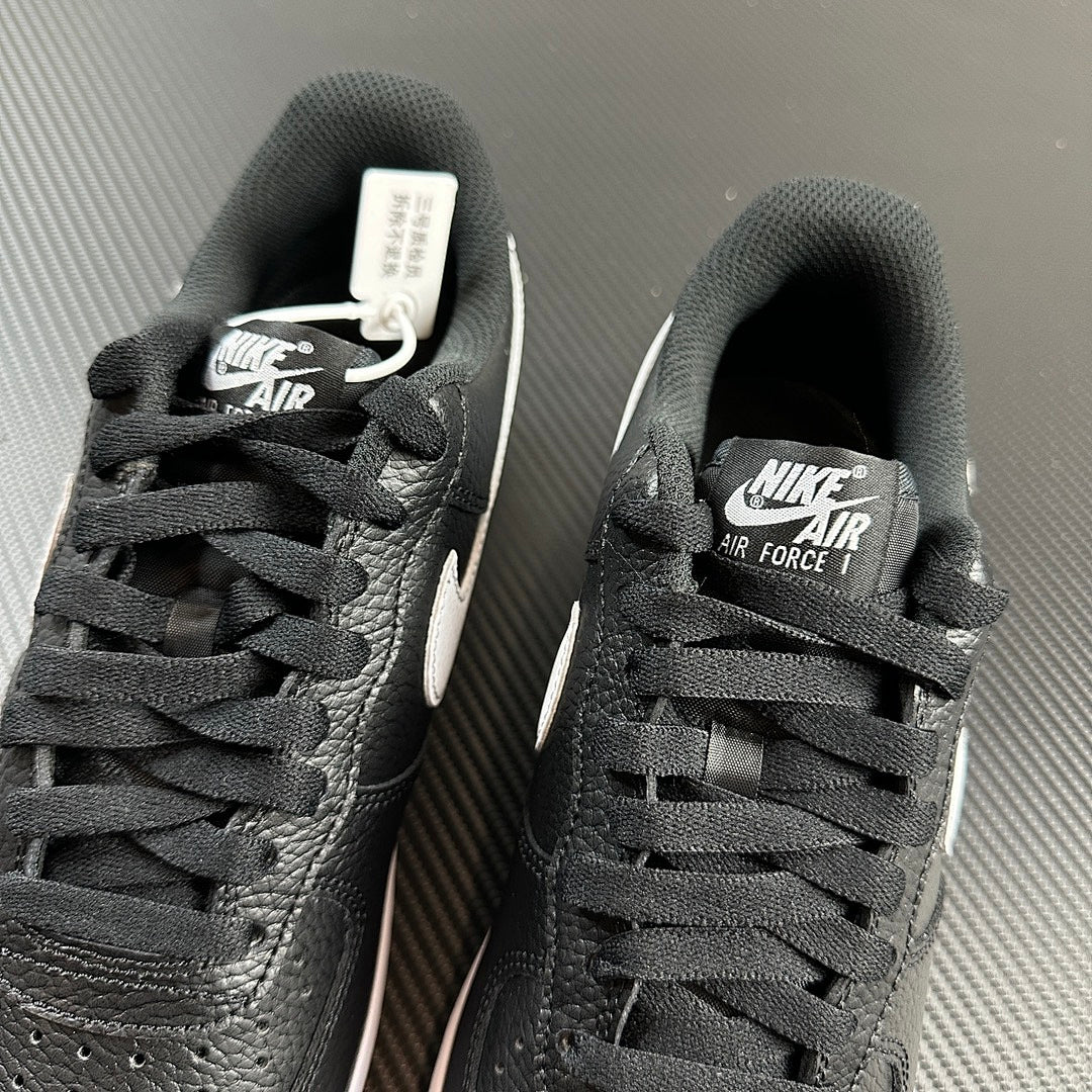 NIKE AIR FORCE 1 BLACK WHITE SOLE