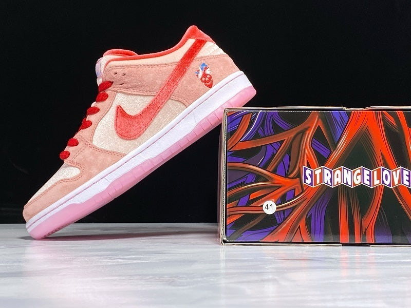 Dunk low strange love