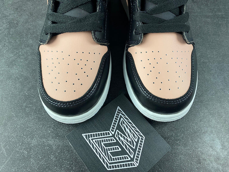Jordan 1 Low Crimson Tint (GS) - DRIP DOS ARTISTAS 