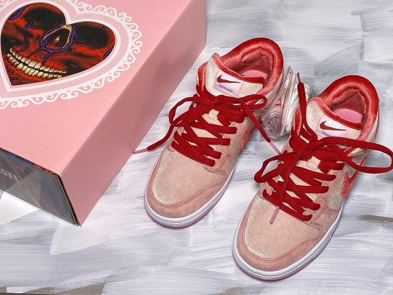 Dunk low strange love