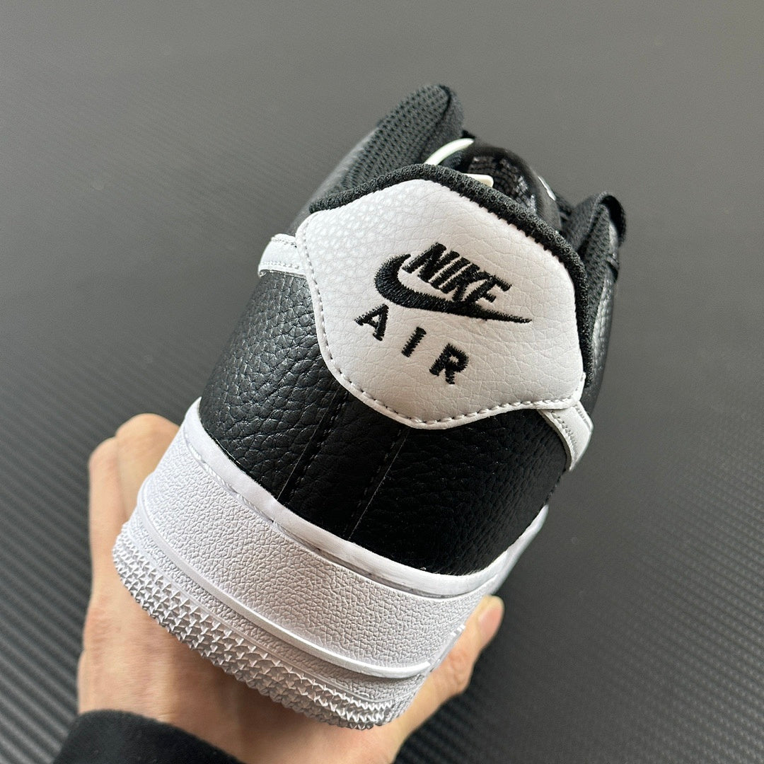 NIKE AIR FORCE 1 BLACK WHITE SOLE