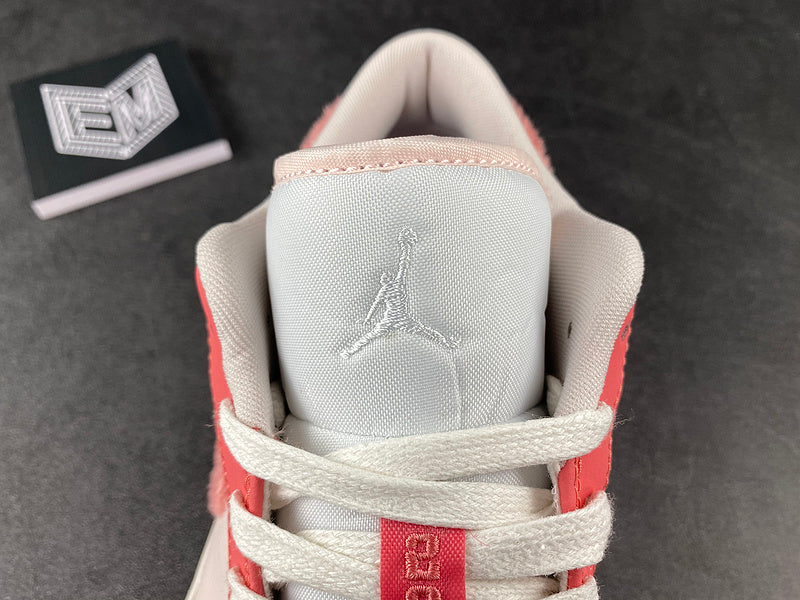 Jordan 1 Low SE Mighty Swooshers Pink - DRIP DOS ARTISTAS 