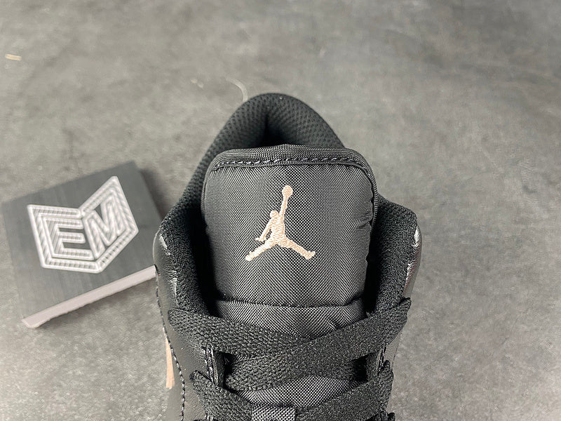 Jordan 1 Low Crimson Tint (GS) - DRIP DOS ARTISTAS 