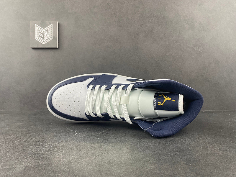 Jordan 1 Mid White Metallic Gold Obsidian - DRIP DOS ARTISTAS 