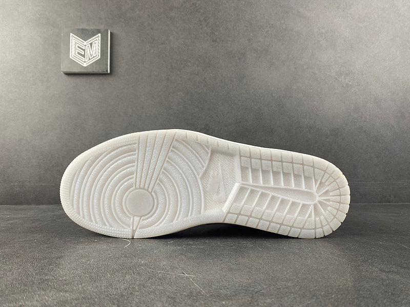 Jordan 1 Low Wolf Grey (W) - DRIP DOS ARTISTAS 