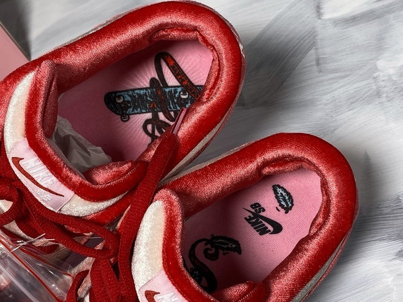 Dunk low strange love