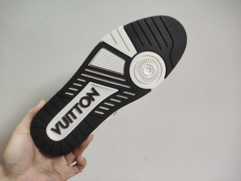 LV Trainer black white
