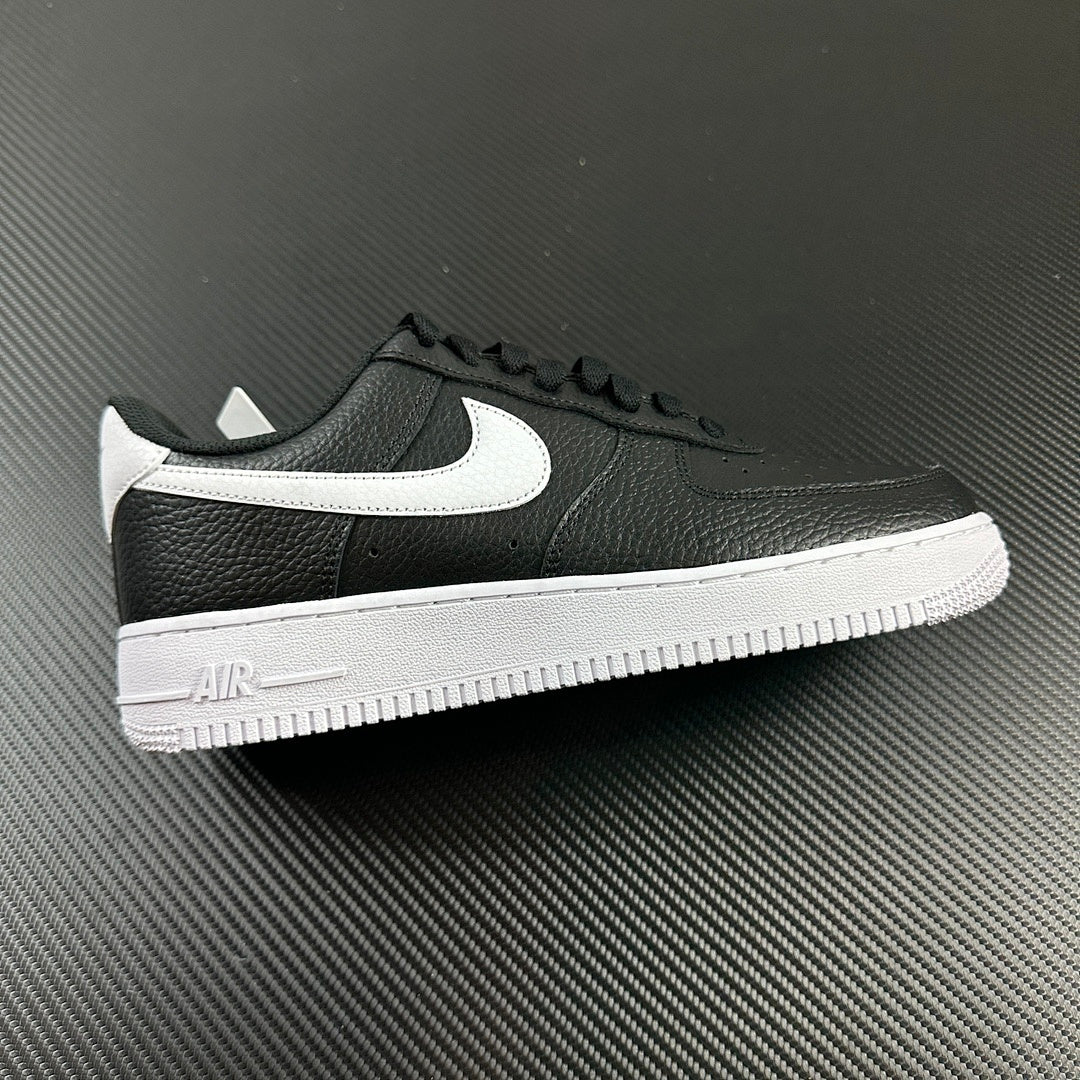 NIKE AIR FORCE 1 BLACK WHITE SOLE